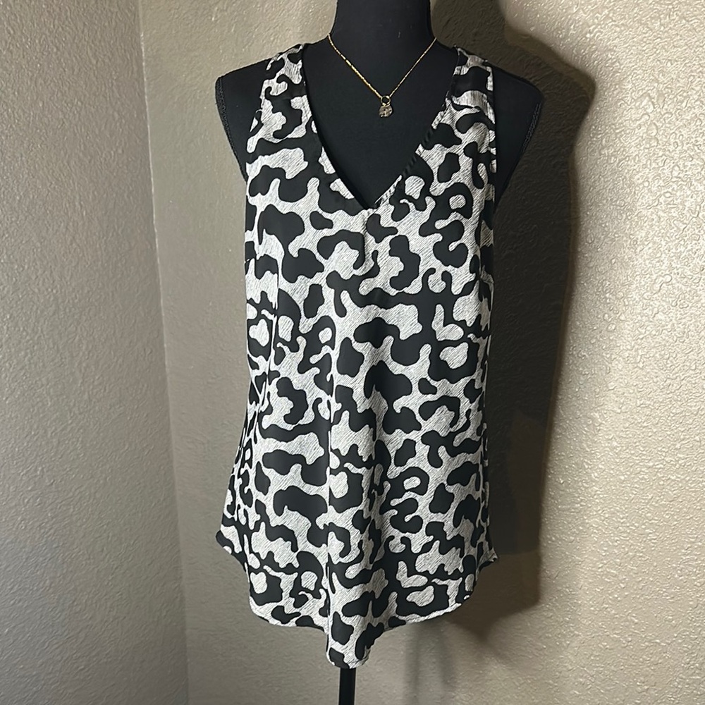 MOSSIMO Classy‎ and Chic Sleeveless Top